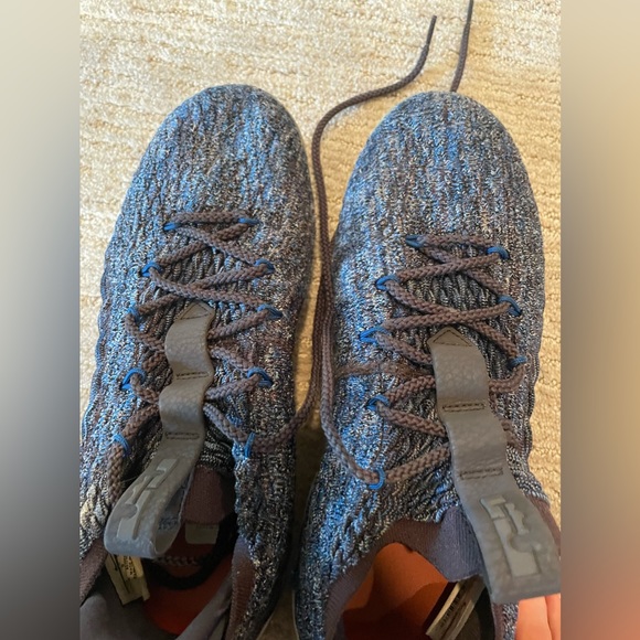 Men’s LeBron 15 Low Signal Blue Sneakers - Picture 9 of 9